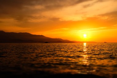 Güzel gün batımı deniz manzarası