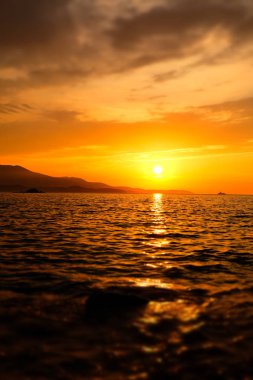 Güzel gün batımı deniz manzarası