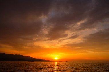 Güzel gün batımı deniz manzarası