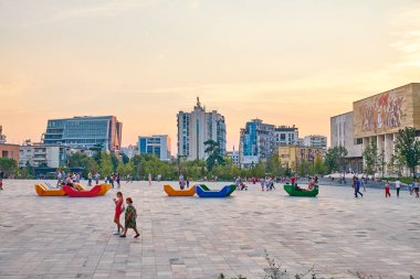 Tiran 'ın merkezindeki ana Plaza Skanderbeg Meydanı