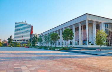 Tiran 'ın merkezindeki ana Plaza Skanderbeg Meydanı