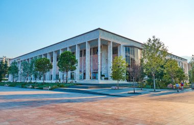 Tiran 'ın merkezindeki ana Plaza Skanderbeg Meydanı