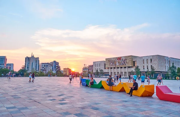 Het Skanderbeg plein is de belangrijkste Plaza in het centrum van Tirana — Stockfoto