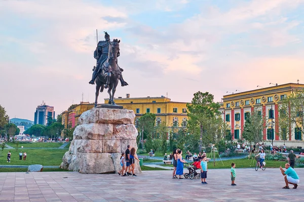 Tiran 'ın merkezindeki ana Plaza Skanderbeg Meydanı — Stok fotoğraf