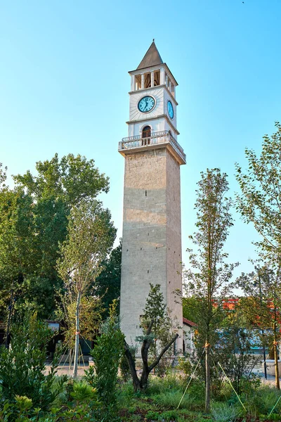 Torre dell'orologio. La piazza Skanderbeg è la piazza principale del centro — Foto Stock