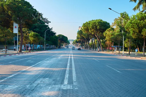 Pavimentazione strada in pietra nel centro della città. Tirana, Albania — Foto Stock