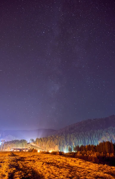 Nachthimmel mit Sternen in den Bergen — Stockfoto