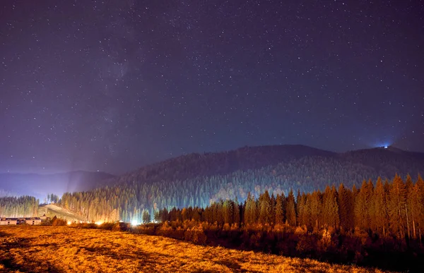 夜空与星星在山上 — 图库照片