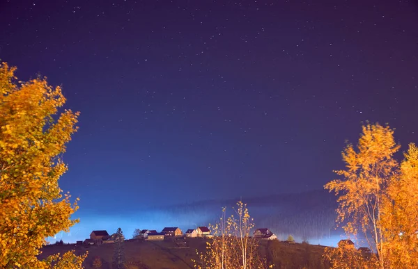 Ciel nocturne avec étoiles dans les montagnes — Photo