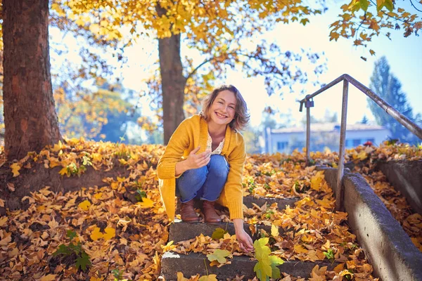 Mujer encantadora en el parque de otoño —  Fotos de Stock