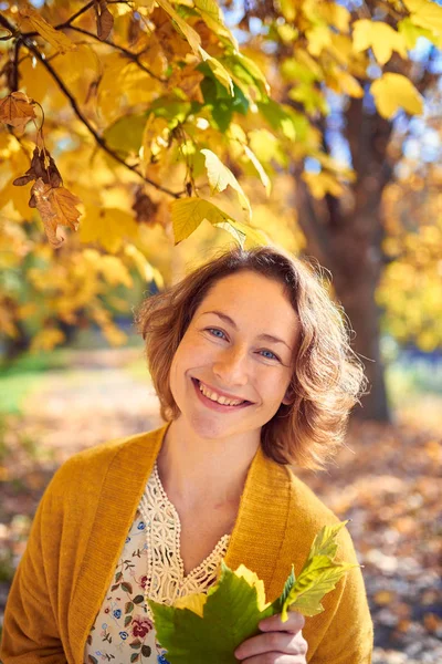 Mujer encantadora en el parque de otoño —  Fotos de Stock