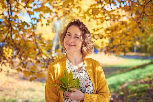 Lovely woman in autumn park — Stock Photo, Image