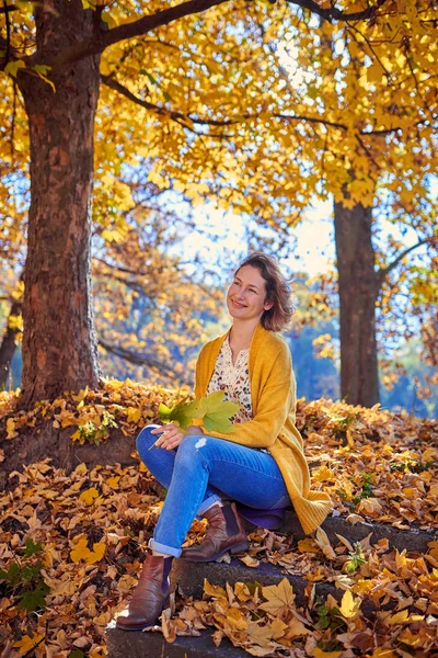 Urocza Kobieta w jesiennym parku — Zdjęcie stockowe