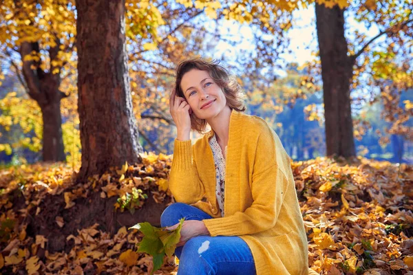 可爱的女人在秋天公园 — 图库照片