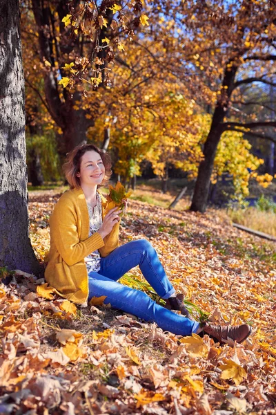 Schöne Frau im Herbstpark — Stockfoto