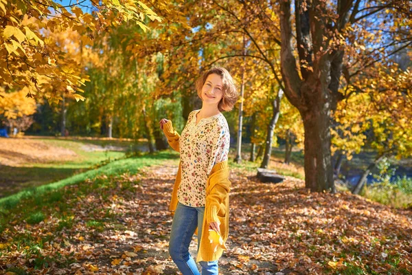 Mujer encantadora en el parque de otoño —  Fotos de Stock
