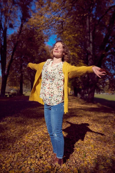 Urocza Kobieta w jesiennym parku — Zdjęcie stockowe