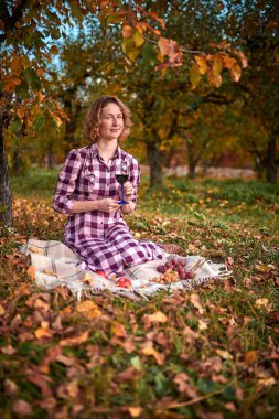 Sonbahar parkında güzel kadın