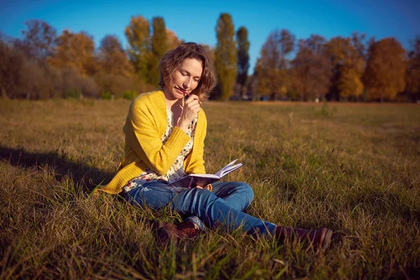 公園でノートを持つ女性 — ストック写真