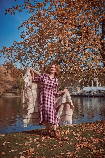Lovely woman in autumn park — Stock Photo, Image