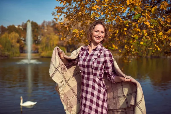 Lovely woman in autumn park — Stock Photo, Image