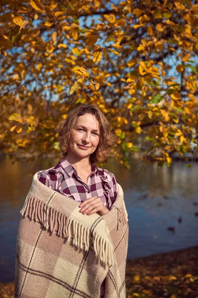 Mooie vrouw in herfst Park — Stockfoto