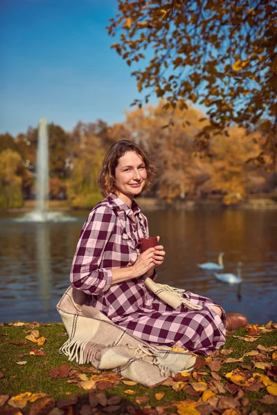 Lovely woman in autumn park — Stock Photo, Image