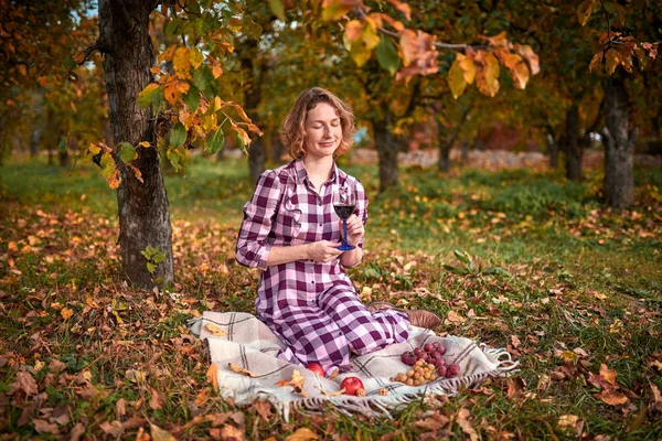 Krásná žena v podzimní parku — Stock fotografie