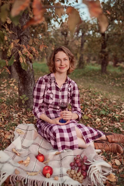 Mooie vrouw in herfst Park — Stockfoto