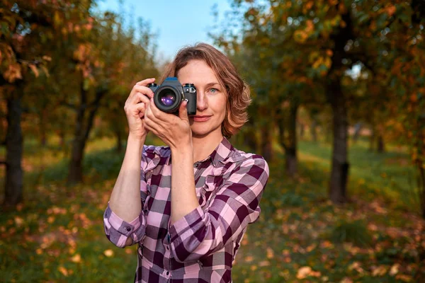 Woman photographer in the par — Stock Photo, Image