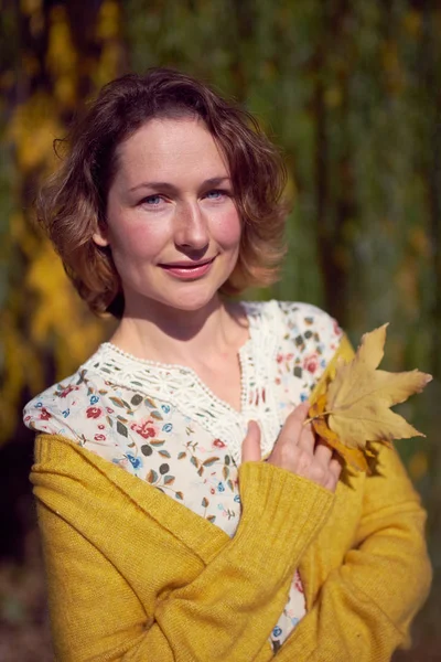 Lovely woman in autumn park — Stock Photo, Image