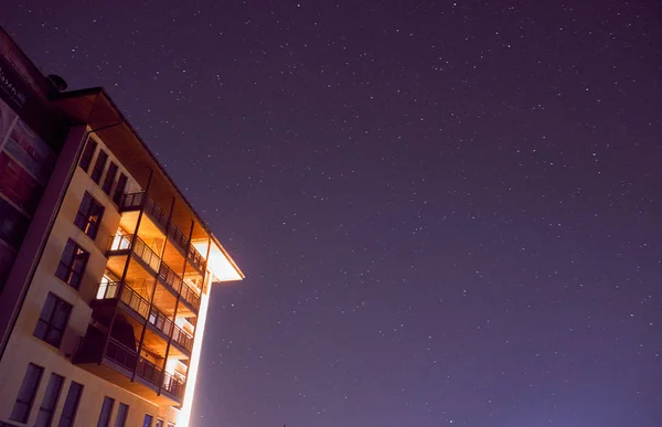Nachthimmel und Gebäude — Stockfoto