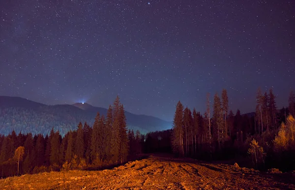 Landschaft bei Nacht. Himmel mit Sternen und Bergen. — Stockfoto