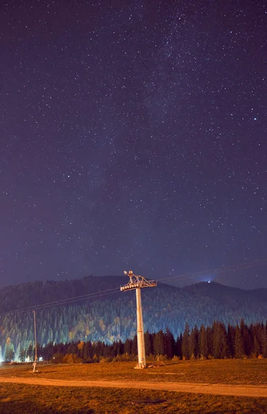 Landschaft bei Nacht. Himmel mit Sternen und Bergen. — Stockfoto