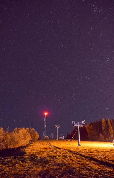 Landschaft bei Nacht. Himmel mit Sternen und Bergen. — Stockfoto