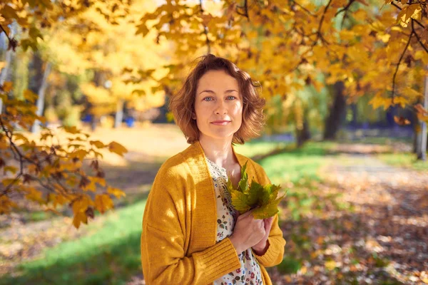 Lovely woman in autumn park — Stock Photo, Image