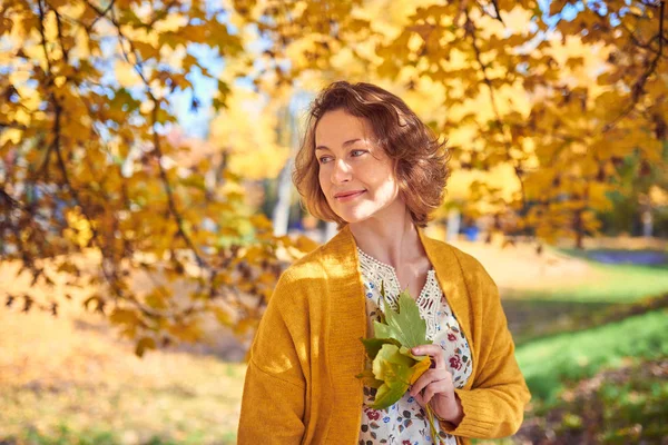 Urocza Kobieta w jesiennym parku — Zdjęcie stockowe