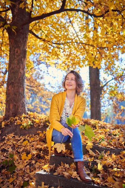 Mujer encantadora en el parque de otoño —  Fotos de Stock