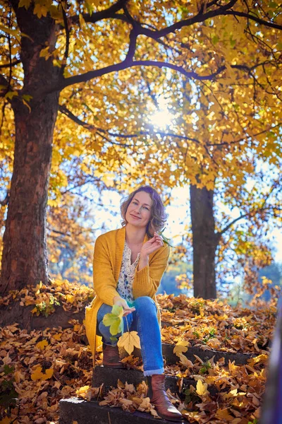 Mujer encantadora en el parque de otoño —  Fotos de Stock