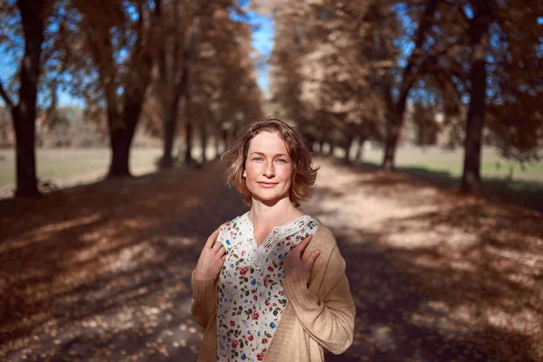 Lovely woman in autumn park — Stock Photo, Image