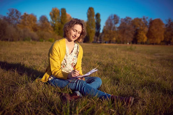 Vrouw met een notebook in het Park — Stockfoto