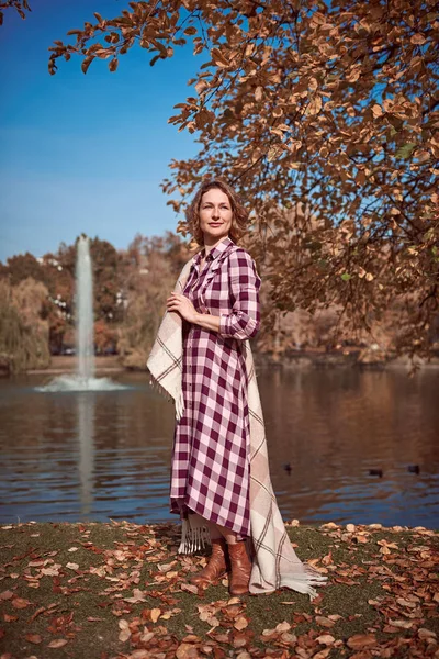 Mujer encantadora en el parque de otoño — Foto de Stock