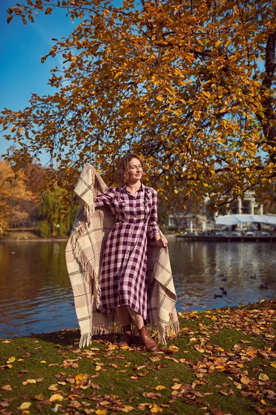 Mooie vrouw in herfst Park — Stockfoto