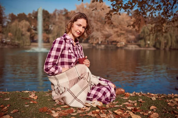 Lovely woman in autumn park — Stock Photo, Image