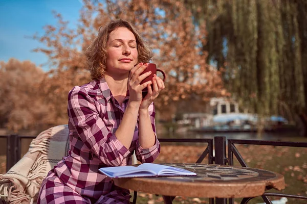 Pretty woman in a cafe in the autum — Stock Photo, Image