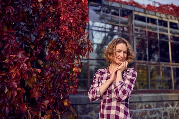 Lovely woman in autumn park — Stock Photo, Image