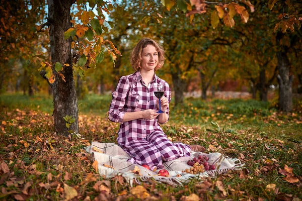 秋の公園で素敵な女性 — ストック写真