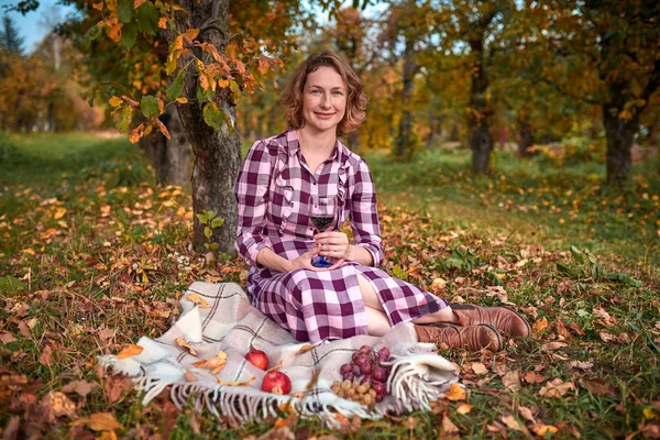Mooie vrouw in herfst Park — Stockfoto