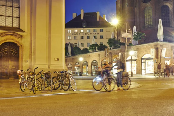 Night life in the city center — Stock Photo, Image