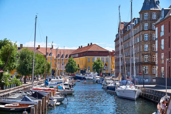 Pittoreske grachten en straten van de stad. Kopenhagen, Denemarken — Stockfoto